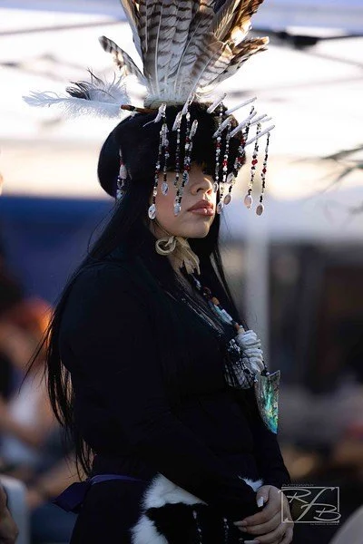 Gayrioddiy soch turmagi va mushuk bezaklari